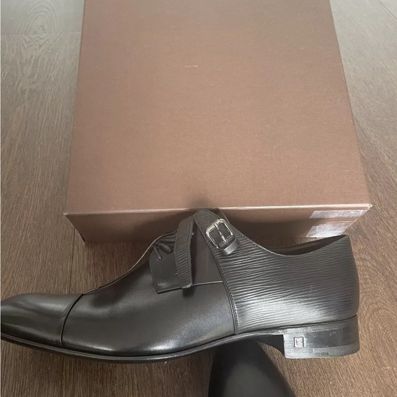 Very nice condition

Look perfectly elegant

Come with box - Picture 4 of 8